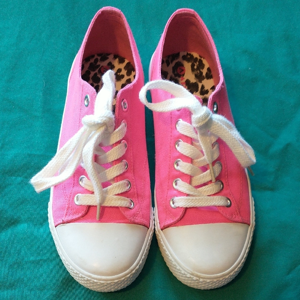 Women's Airwalk Pink and White Low Top Sneakers Size 6.5